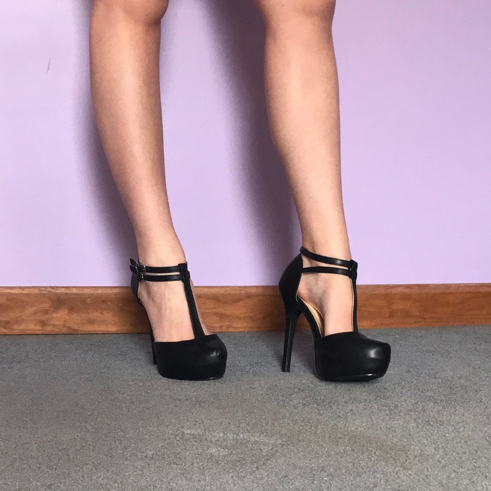 Platform-heeled, black shoes with t-straps